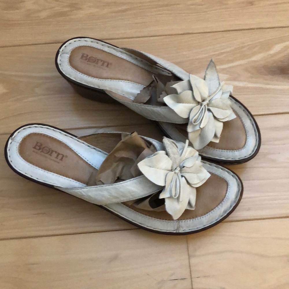 Born Ivory Thong Sandal Flower detail - Size 8 M